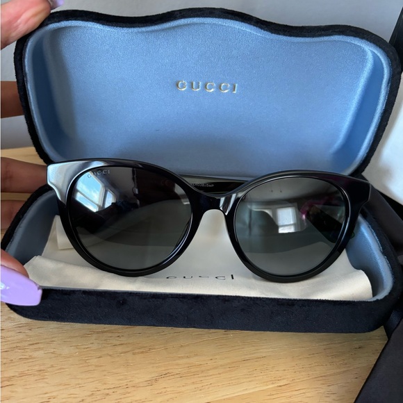 Gucci Round Tinted Sunglasses with Sherry Line on the side - Picture 10 of 10